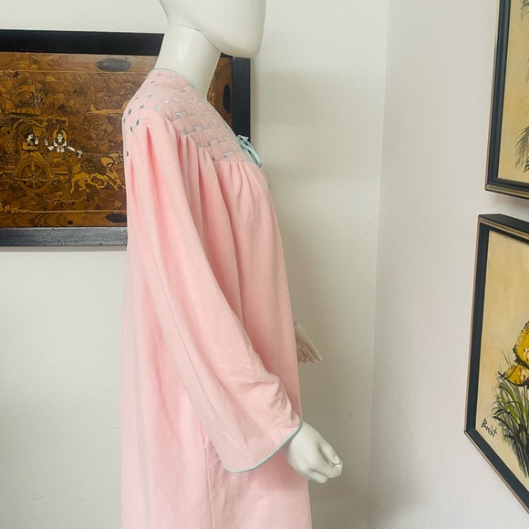 Vanity Fair Large Pink Zip Up Robe With Blue Accents - Picture 11 of 11